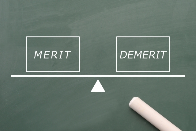 メリットとデメリットを天秤にかけているイメージ