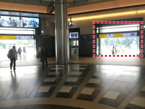 横断歩道の先、右手奥に「OAZO」と表示が出たビルが見えます。イメージ