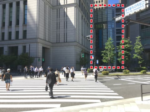 横断歩道の先、右手奥に「OAZO」と表示が出たビルが見えます。イメージ