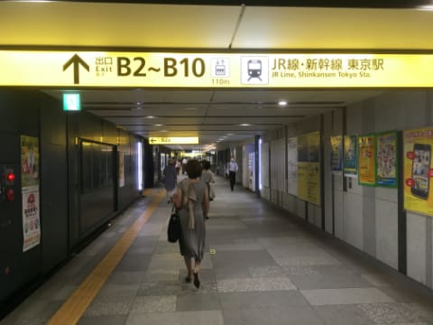 エスカレーター上がって、すぐ左手側に「丸の内北口ビル」へ通じる自動ドアから建物内へ進む。イメージ