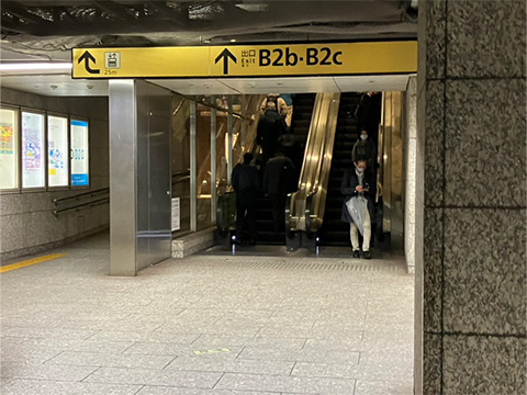 エスカレーター上がって、すぐ左手側に「丸の内北口ビル」へ通じる自動ドアから建物内へ進む。イメージ