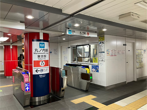 「OAZO(丸の内オアゾ)」の表示がでた自動ドアを入って下さい。のイメージ